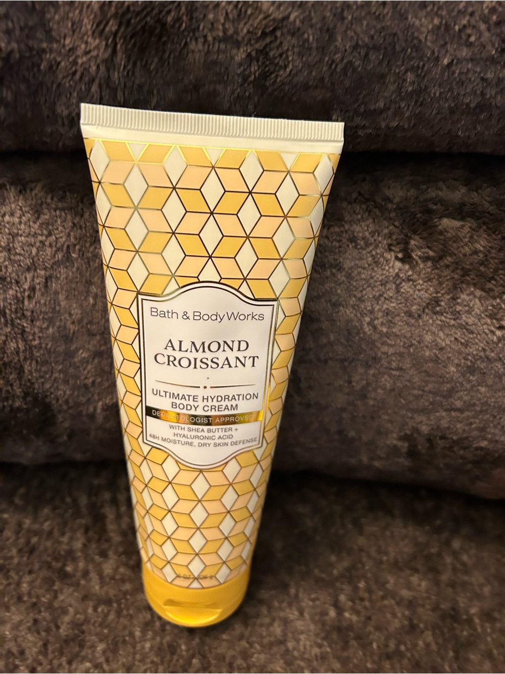 Bath & Body Works Almond Croissant Body Cream – Yellow and White Geometric Tube